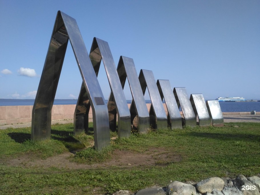 Матрешки у гостиницы Украина