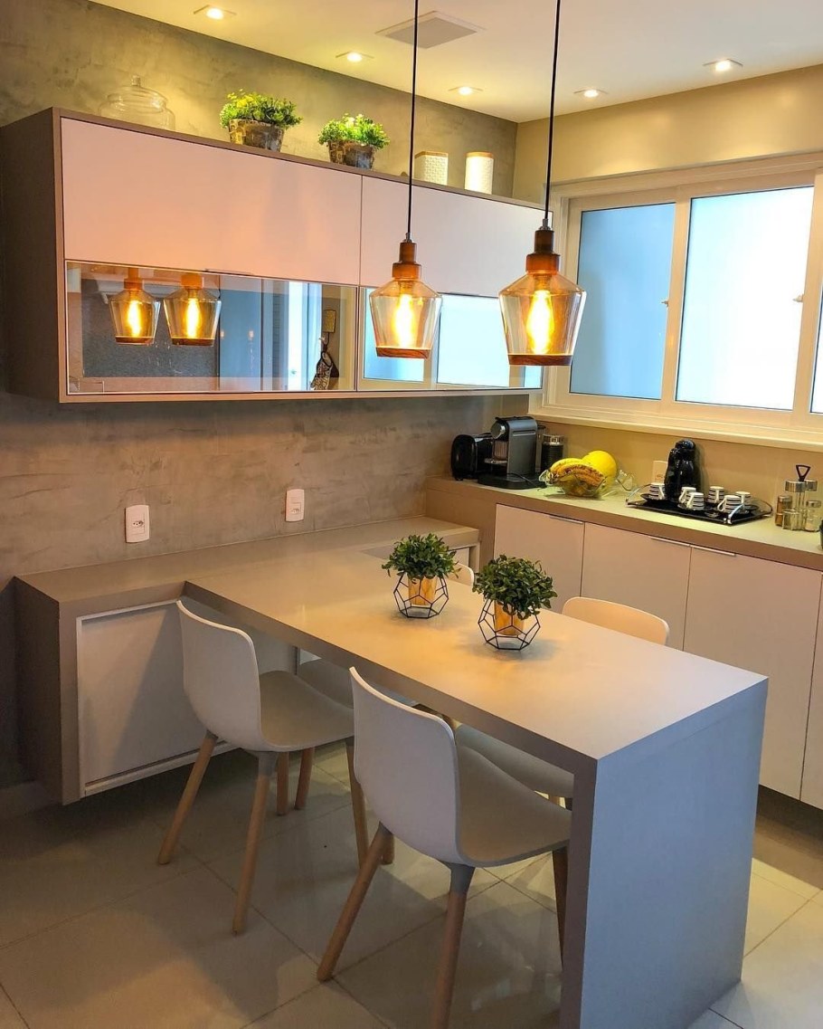 Кухня с барной стойкой и дивано