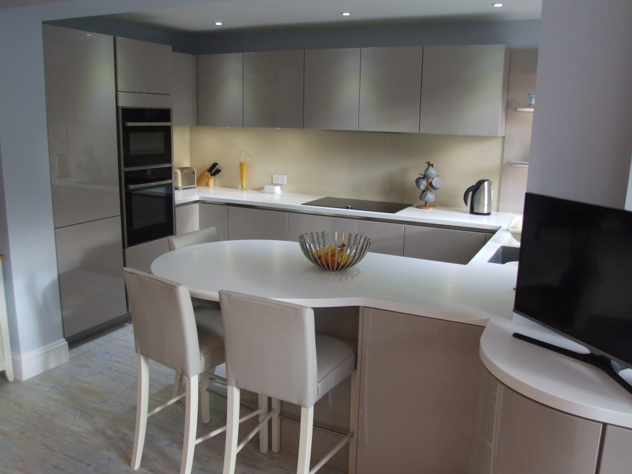 Стол-столешница на кухне