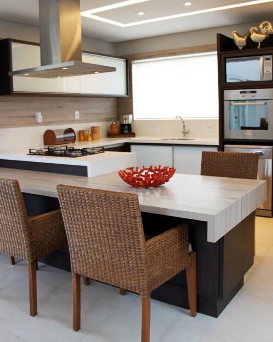 Кухонный остров с обеденной зоной