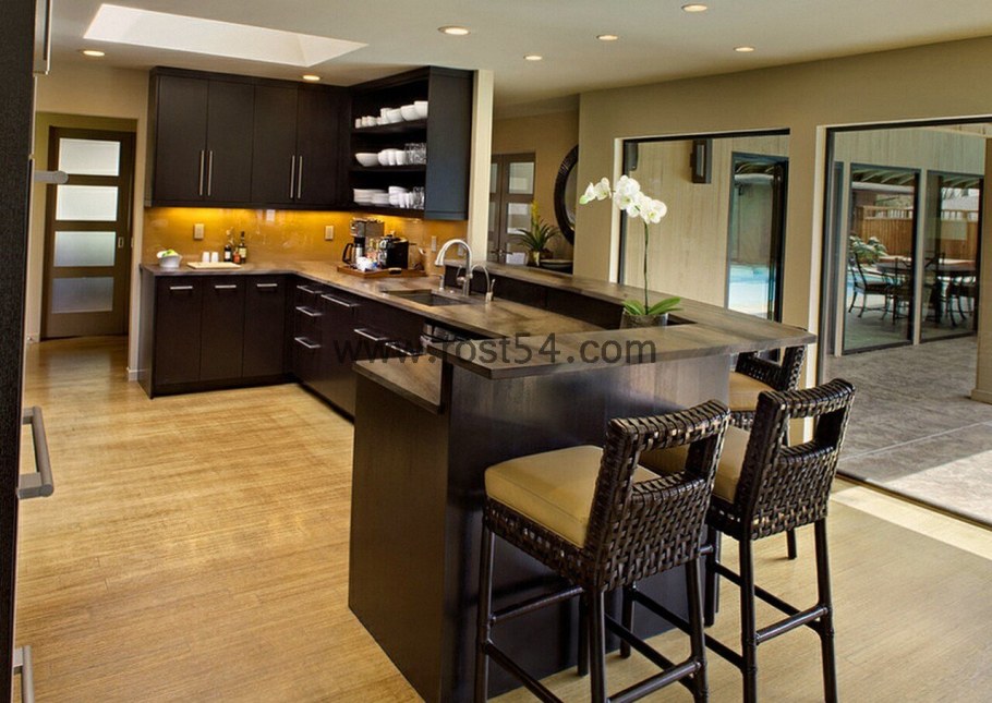 Кухонный гарнитур с островом в гостиной