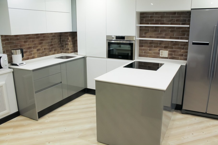 Угловая кухня с островом