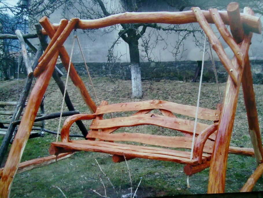 Качели из дерева для детей