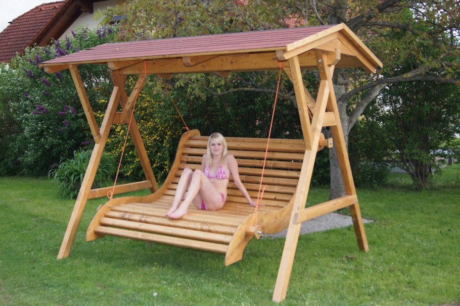 Качели с крышей