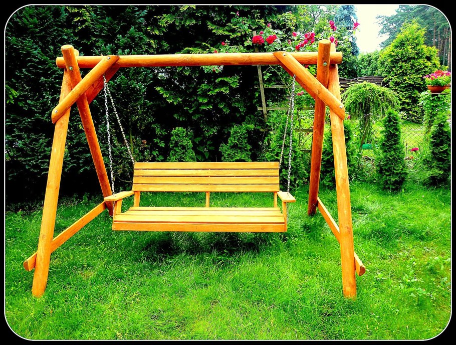 Качели из бревен на даче
