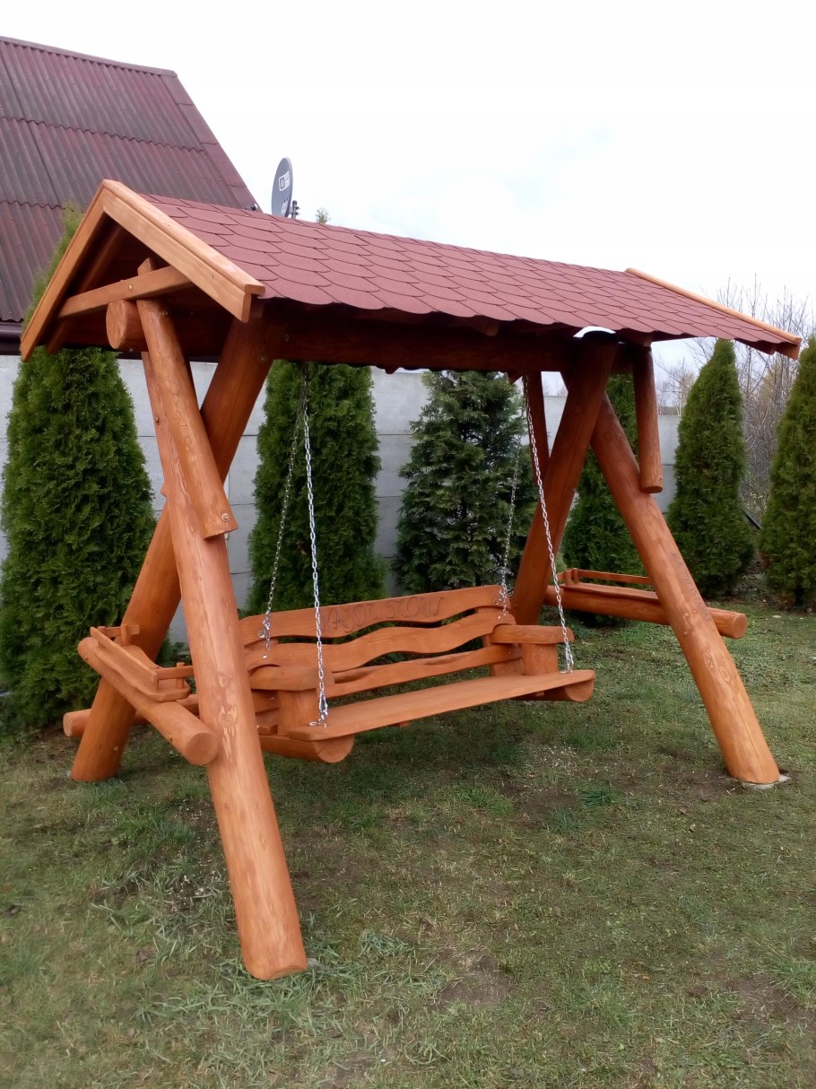 Садовые качели из бревен с крышей