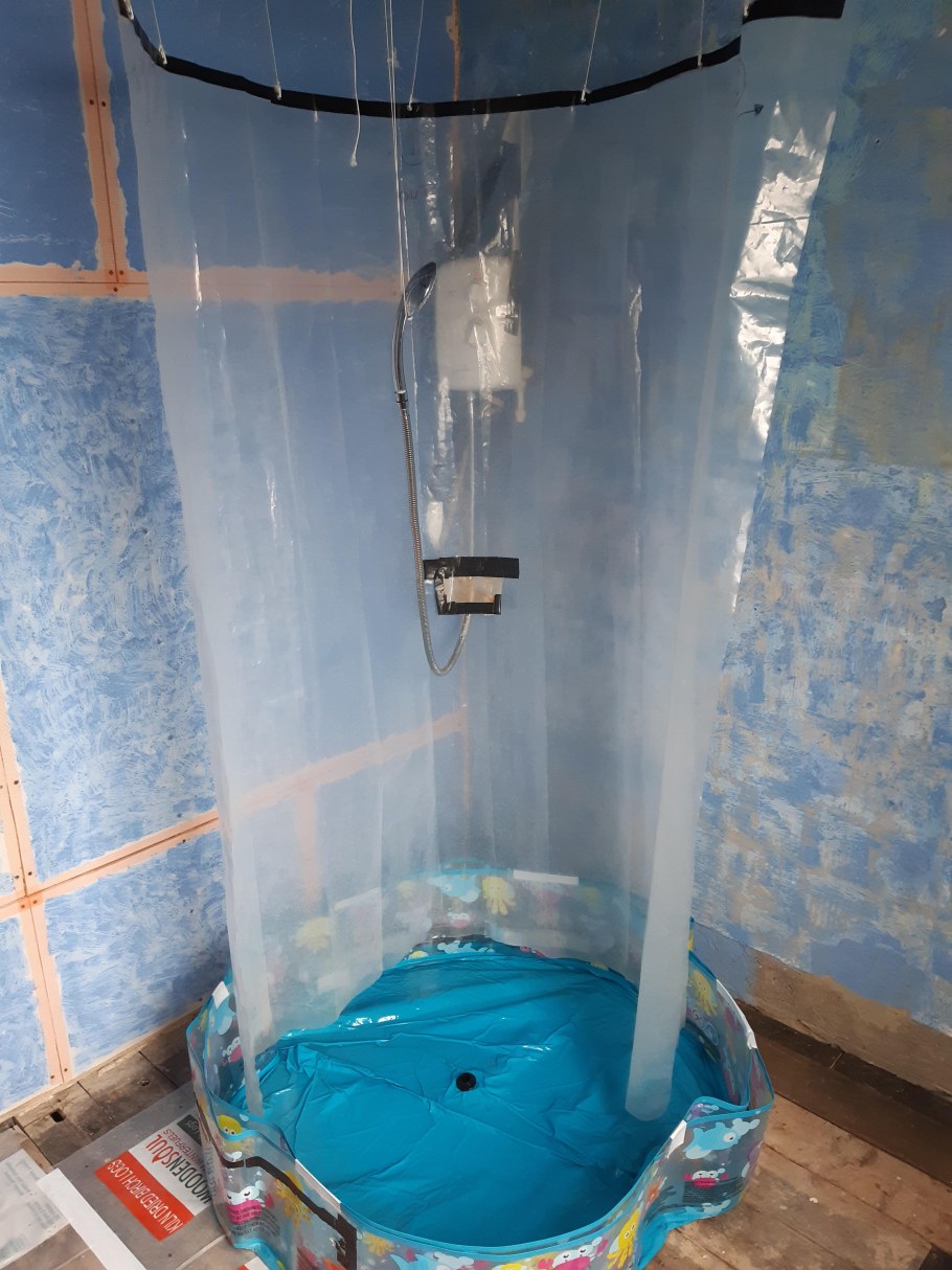 Временная душевая в квартире