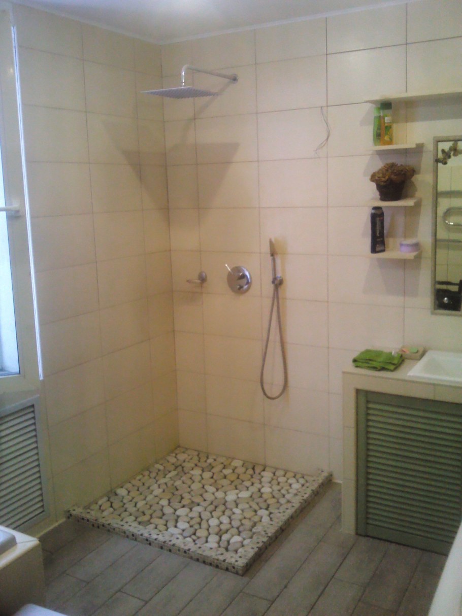 Душевая кабина в комнате коммунальной