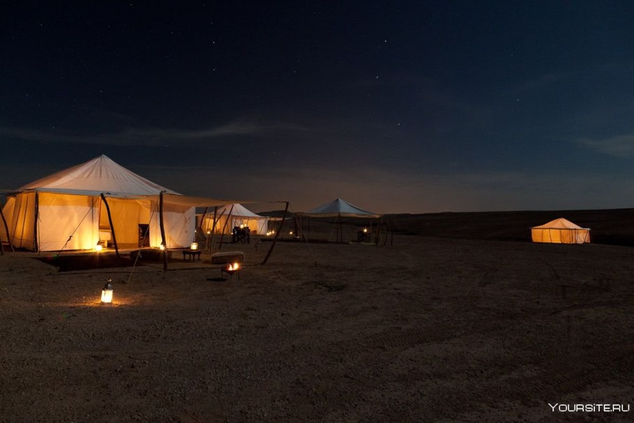 Шатры бедуинов в пустыне