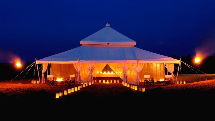 Шатры бедуинов в пустыне