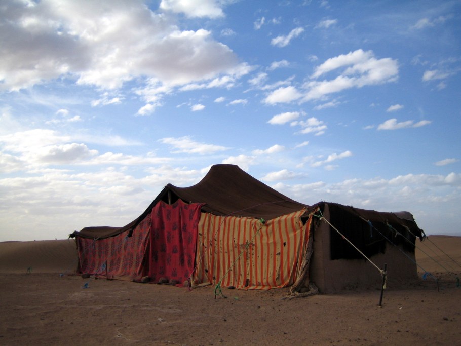 Палатка бедуинов в пустыне сахара Марокко