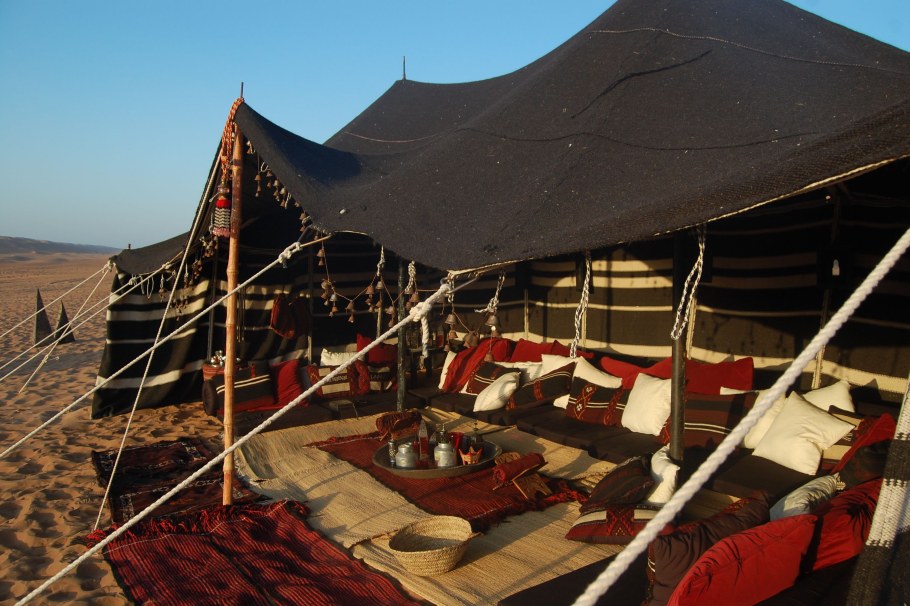 Палатка бедуинов в пустыне сахара Марокко