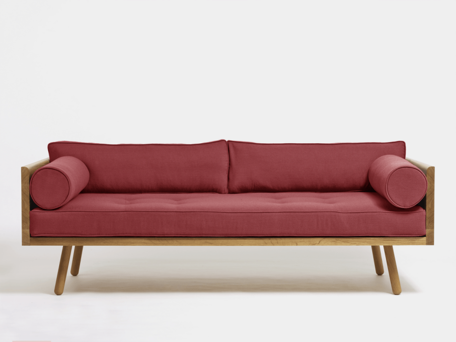 Диван на деревянных ножках