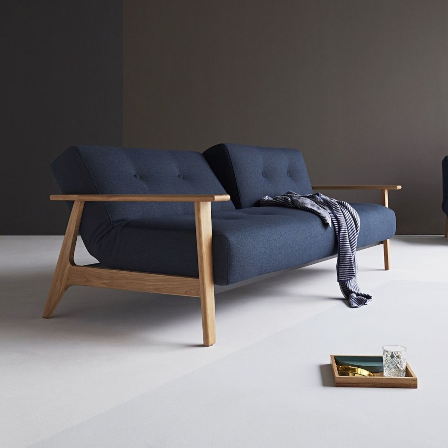 Диван с деревянными ножками