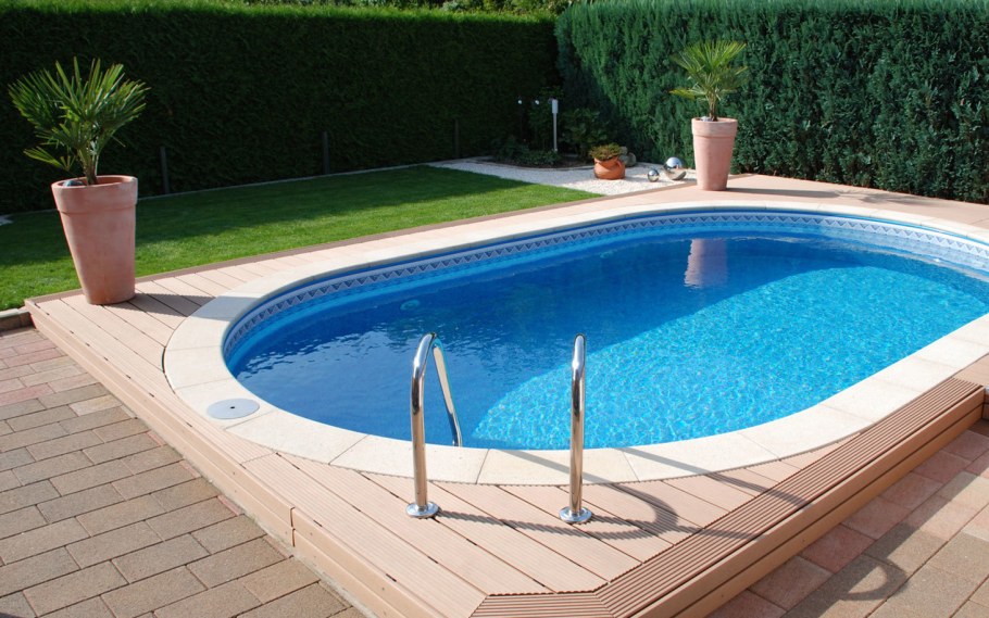 Круглый бассейн во дворе
