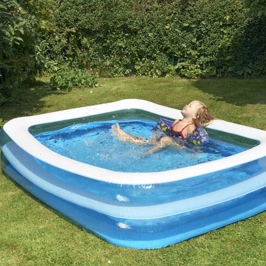 Маленький бассейн на даче