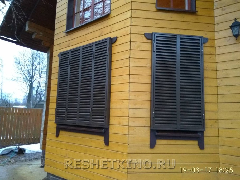Окно со ставнями