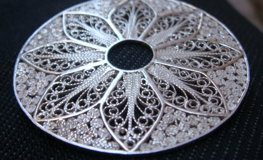 Скульптурно-рельефная ажурная филигрань