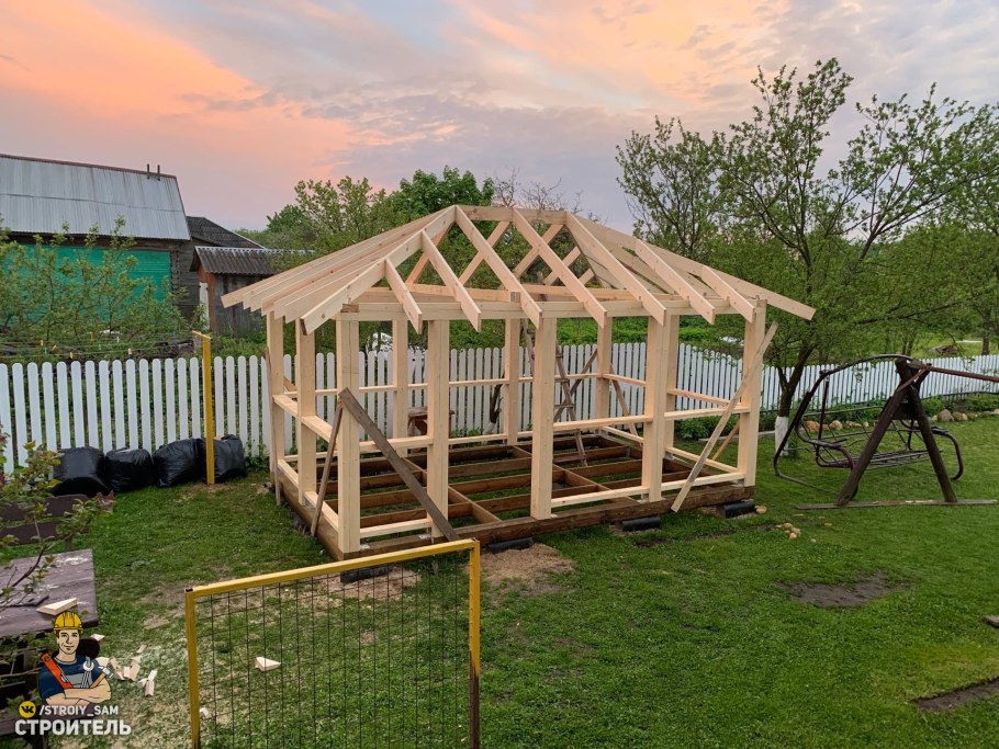 Беседка с вальмовой кровлей