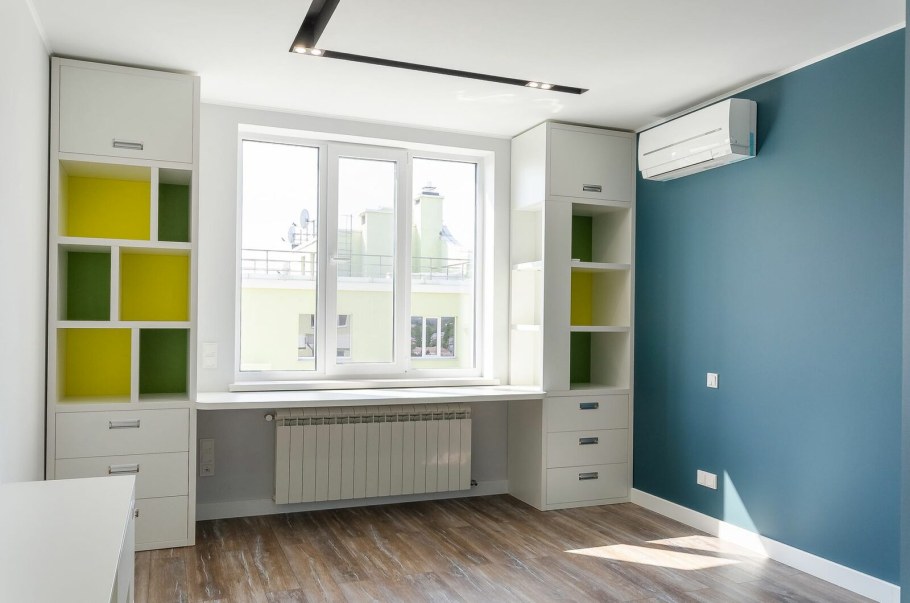 Дизайн проект квартиры в современном стиле с белой кухней