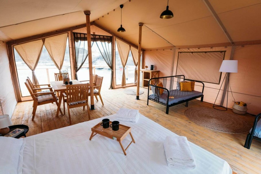 Глэмпинг белый колодец