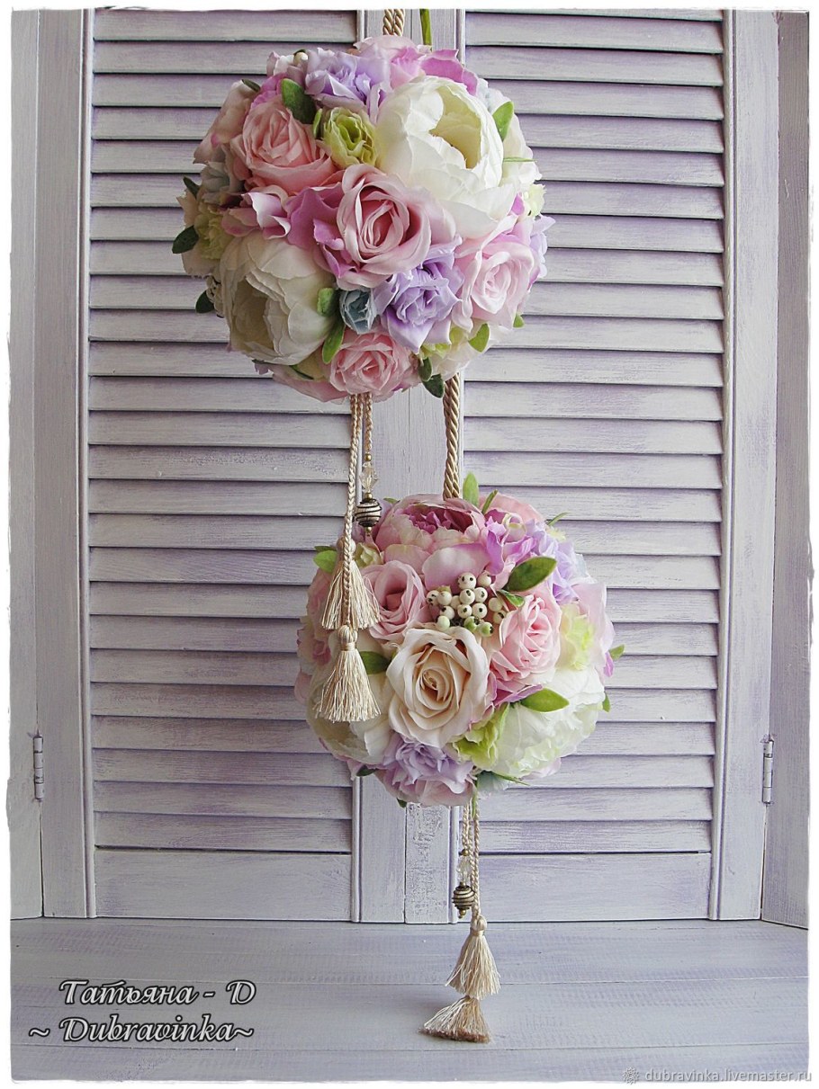 Подвесной шар из цветов