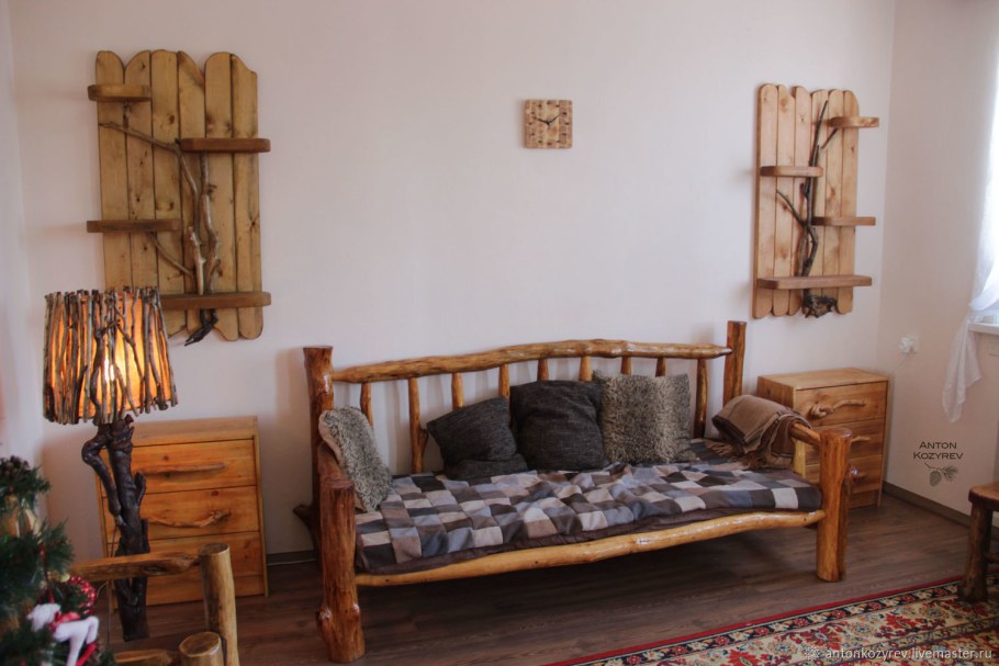 Вешалка из веток дерева