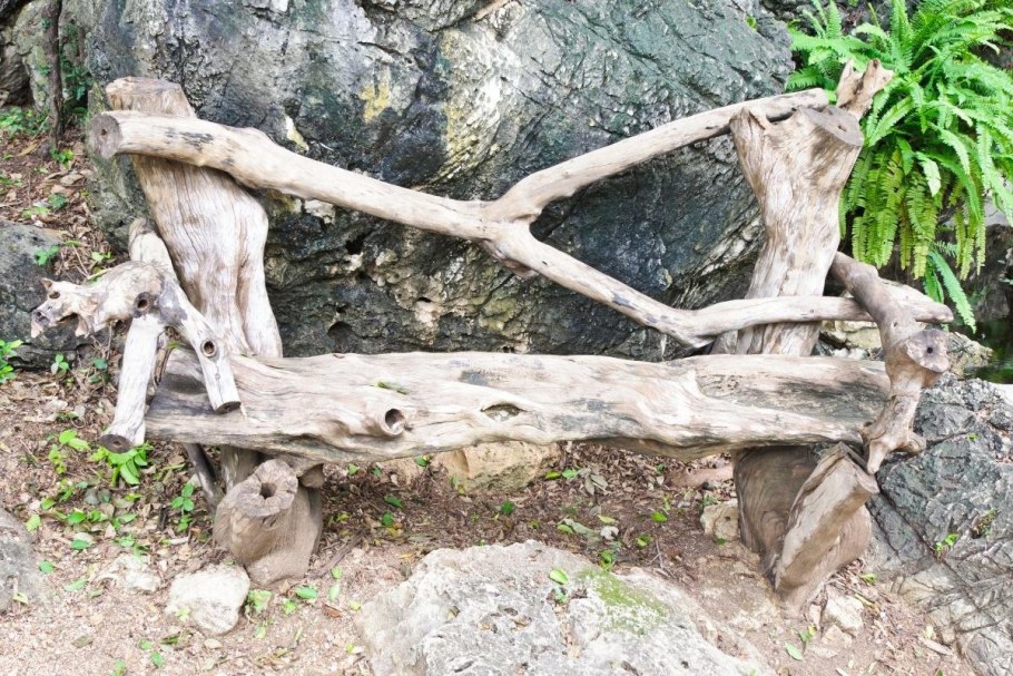 Скамья из веток и коряг