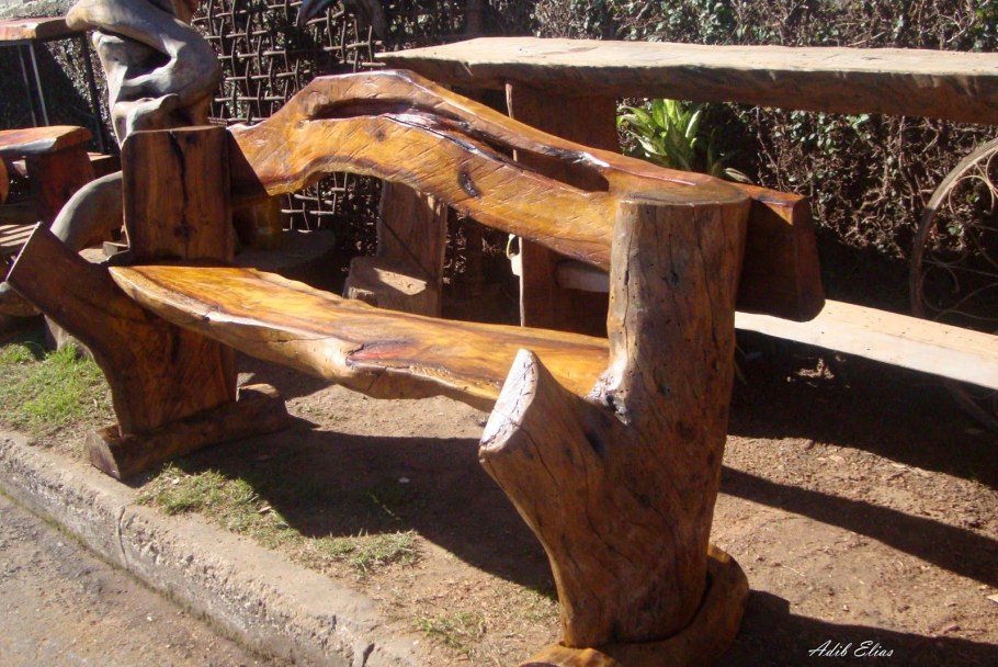 Кровать из веток и коряг