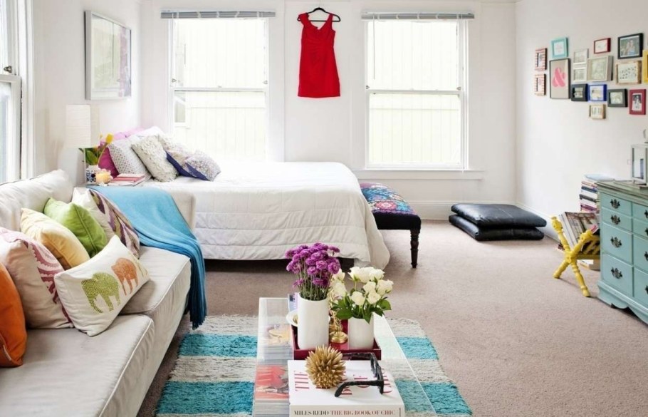 Комната с двуспальной кроватью и диваном