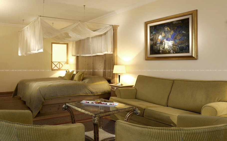 Спальня с кроватью и диваном