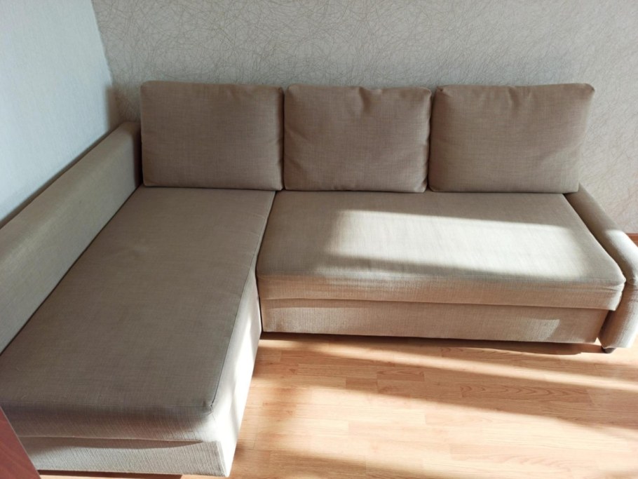 Угловой диван с полками в углу