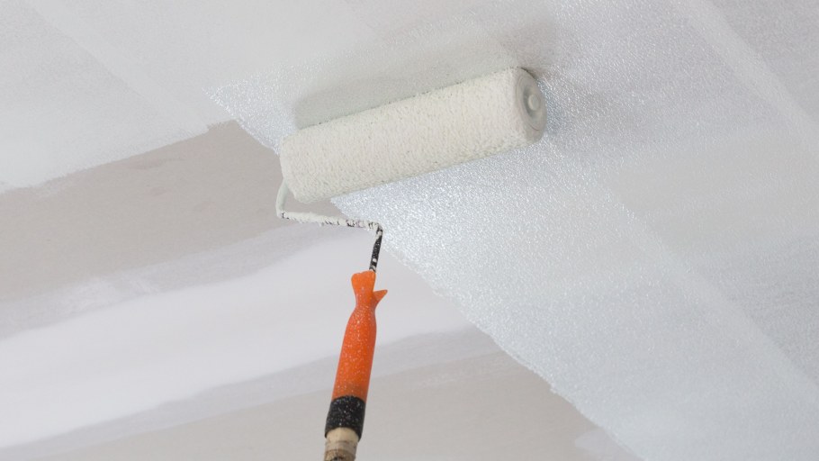 Покраска потолка