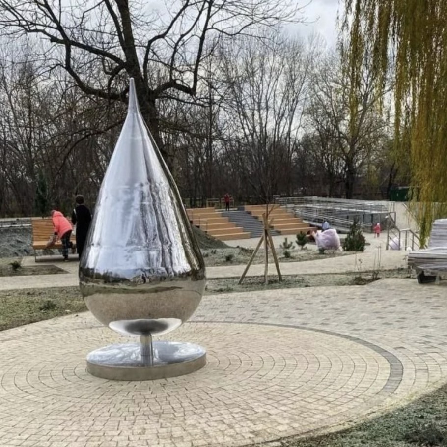 Северская Краснодарский статуя капля в парке