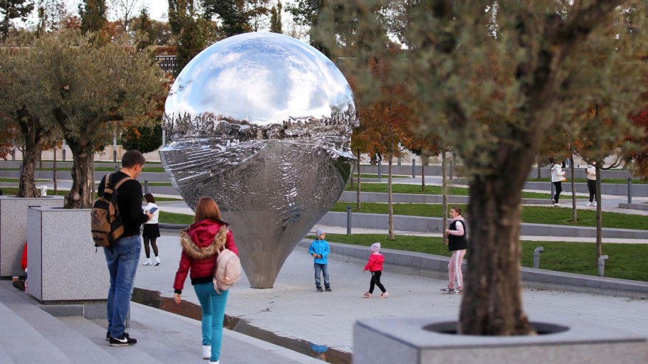 Голубая крутящаяся артобъъект в Химках