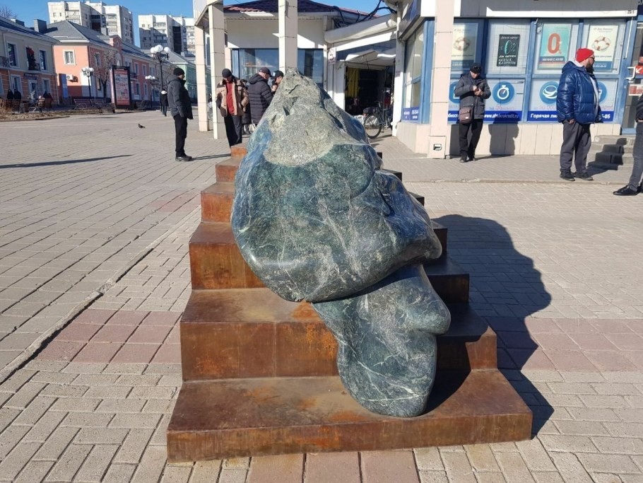 Скульптура капля в станице Северской