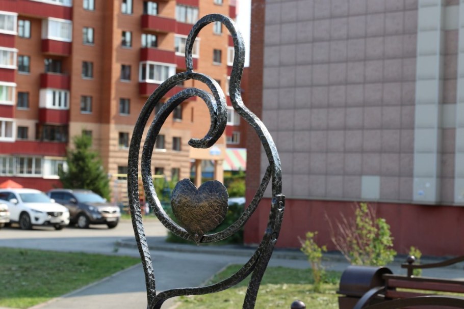 Современная скульптура шар