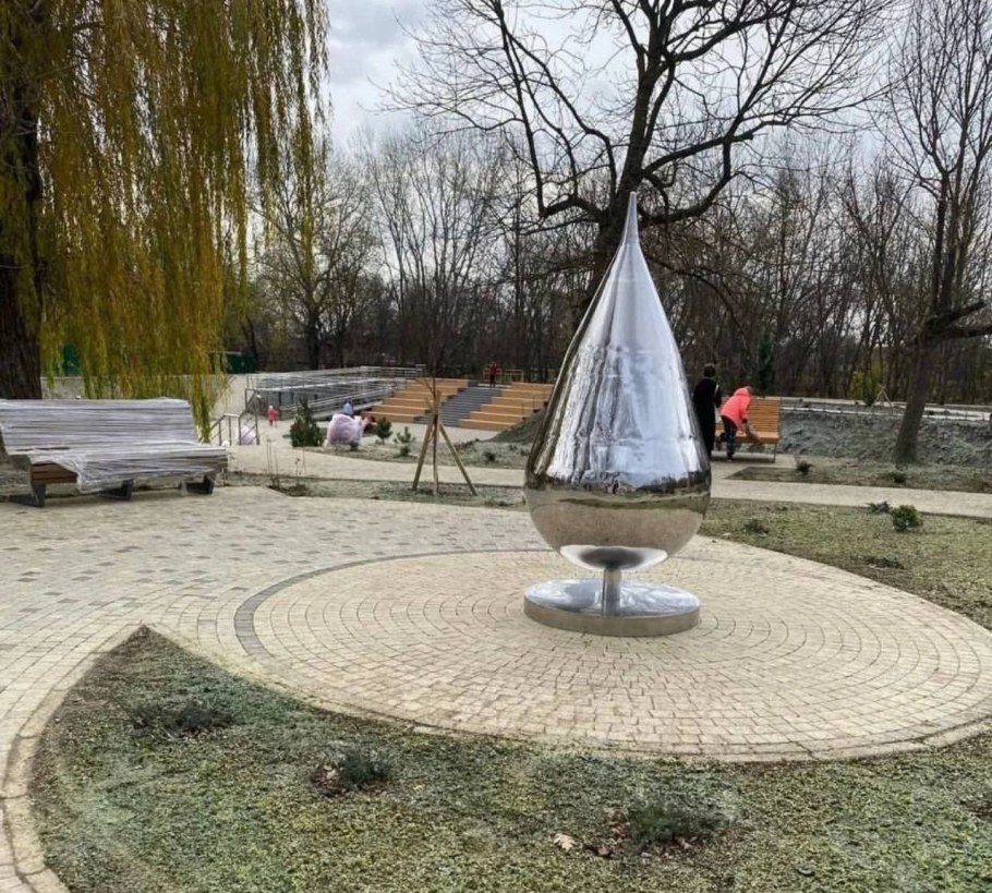 Скульптура капля на Кубани