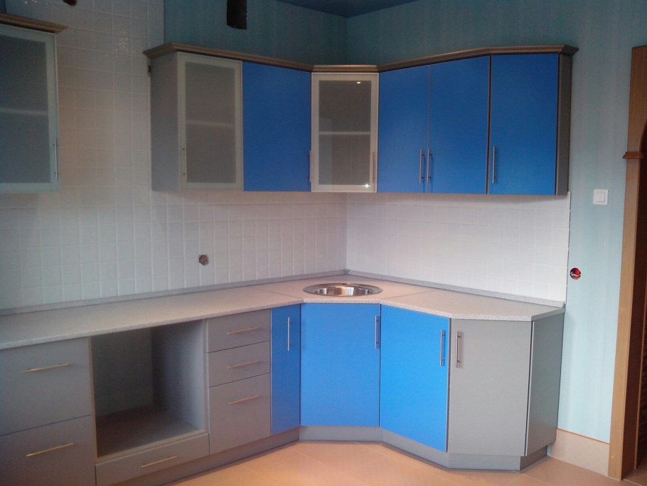 Кухня с фасадами под дерево