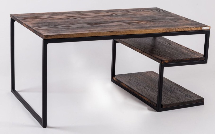 Стол с деревянной столешницей и металлическими ножками