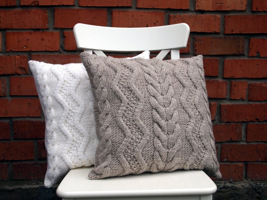 Подушка спицами
