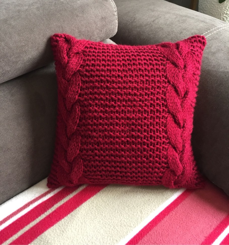 Чехол для подушки вязаный косами