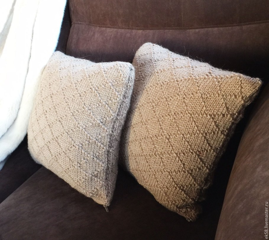 Чехол на подушку спицами