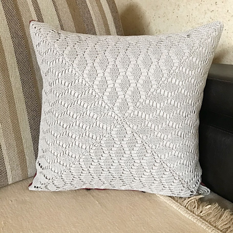 Вязаные подушки с деревьями