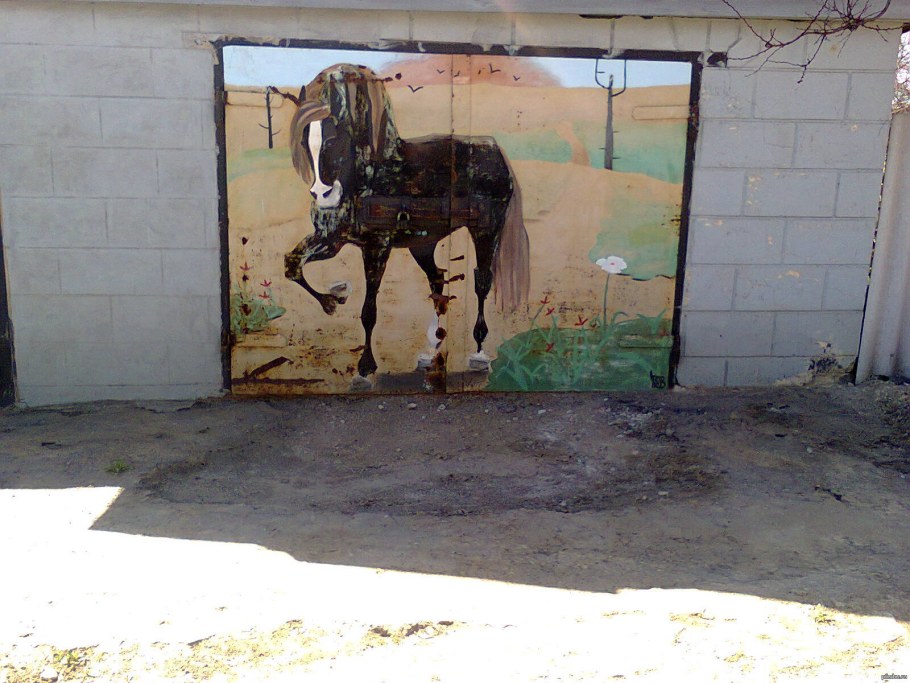 "Лошадь на воротах"гаража