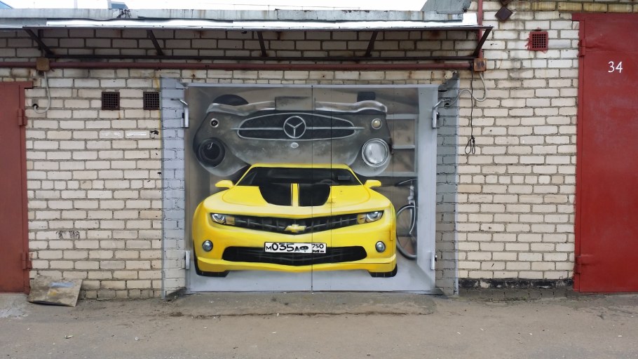 Стрит арт на воротах гаража
