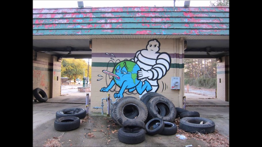 Граффити на воротах гаража