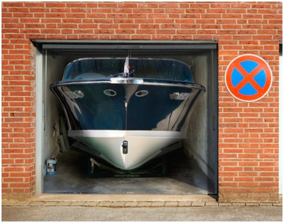 Старая машина на воротах гаража