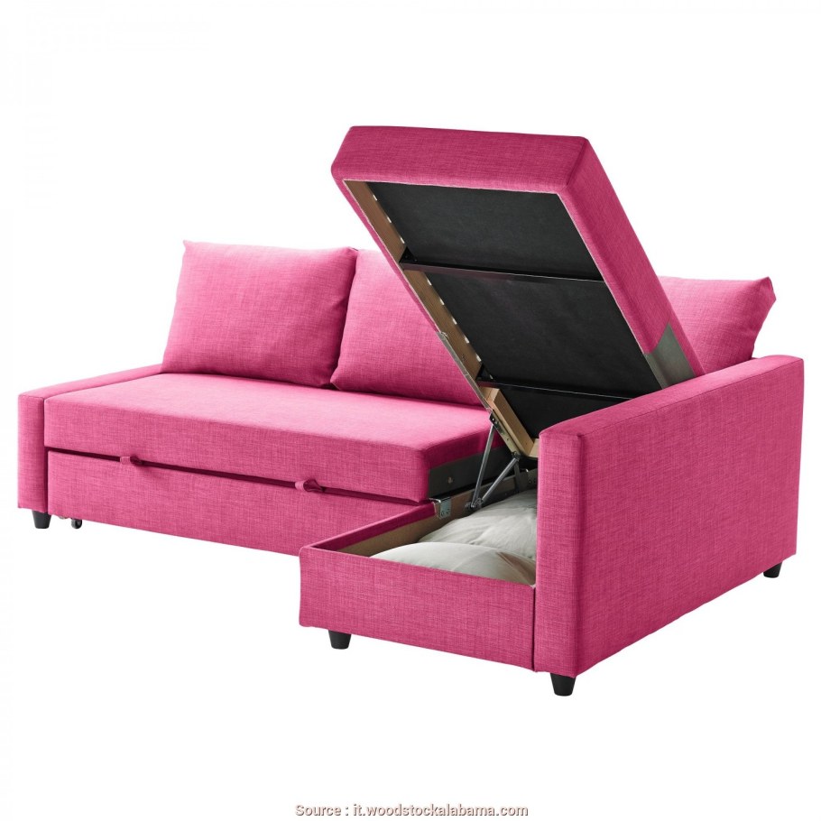 Розовый диван в гостиной