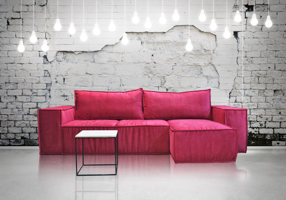 Розовый диван в интерьере гостиной